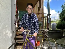 Luigi Treu assieme alla sua bicicletta