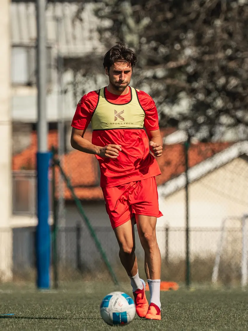L’attaccante Lorenzo Sorrentino durante un allenamento a Muggia (foto Quarantotto)