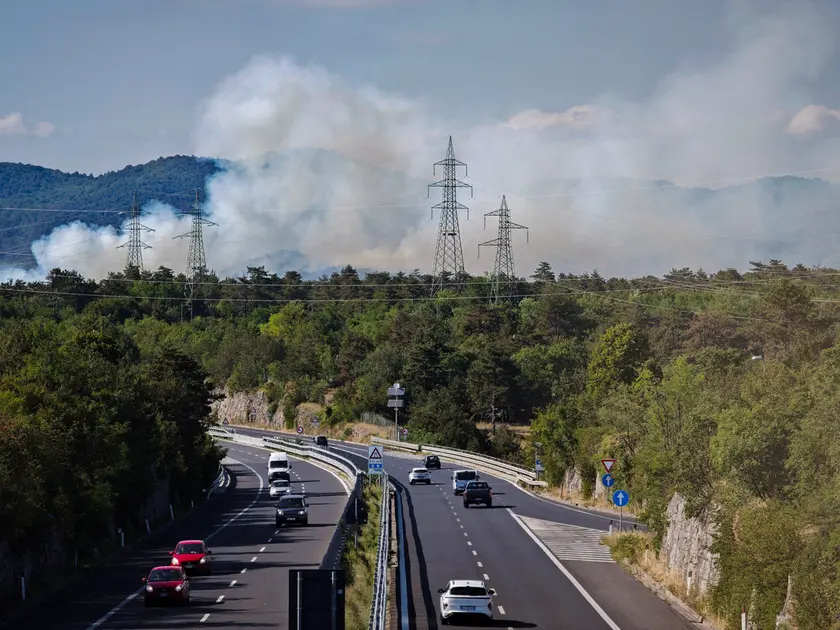 Il fumo durante uno degli ultimi incendi in Carso (foto Andrea Lasorte)