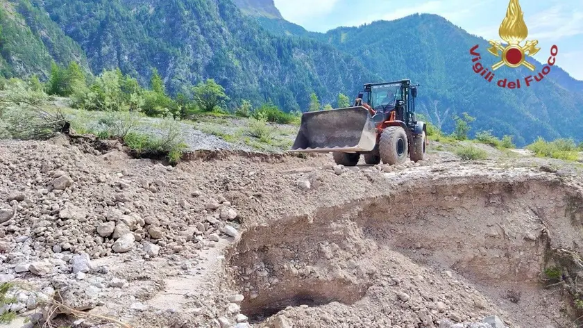 Un intervento dei vigili del fuoco a seguito di una frana sulle Dolomiti