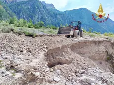 Un intervento dei vigili del fuoco a seguito di una frana sulle Dolomiti