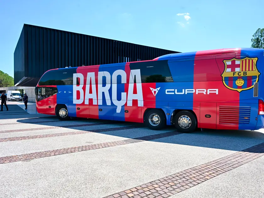 Udine torna a respirare aria di grande calcio europeo. Oggi va in scena la FVG Cup, il triangolare che mette di fronte l’Udinese di Runjaic, il Barcellona di Flick e il Nottingham Forest di Glasner. A un anno dalla Supercoppa europea, il Friuli si prepara così a un’altra serata internazionale. Intanto il bus del Barcellona è arrivato in città, accolto da decine di tifosi con bandiere, sciarpe e cartelloni pronti a salutare i campioni blaugrana (Foto Petrussi)
