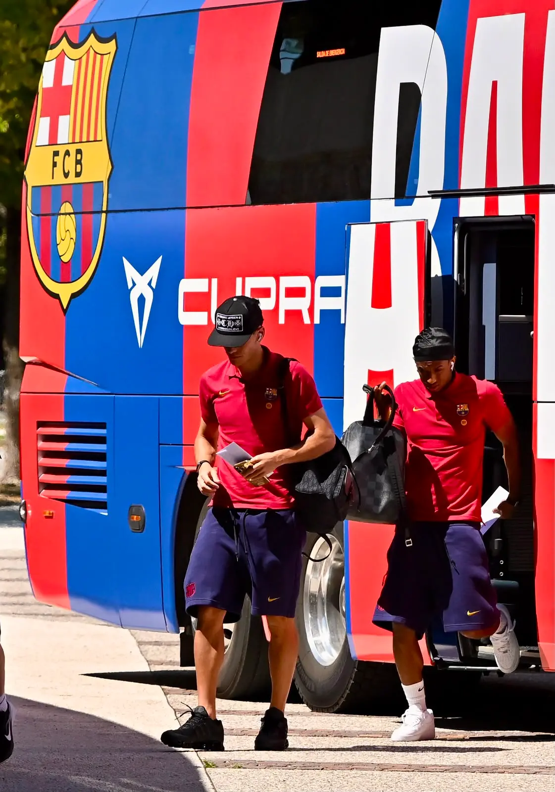 Udine torna a respirare aria di grande calcio europeo. Oggi va in scena la FVG Cup, il triangolare che mette di fronte l’Udinese di Runjaic, il Barcellona di Flick e il Nottingham Forest di Glasner. A un anno dalla Supercoppa europea, il Friuli si prepara così a un’altra serata internazionale. Intanto il bus del Barcellona è arrivato in città, accolto da decine di tifosi con bandiere, sciarpe e cartelloni pronti a salutare i campioni blaugrana (Foto Petrussi)
