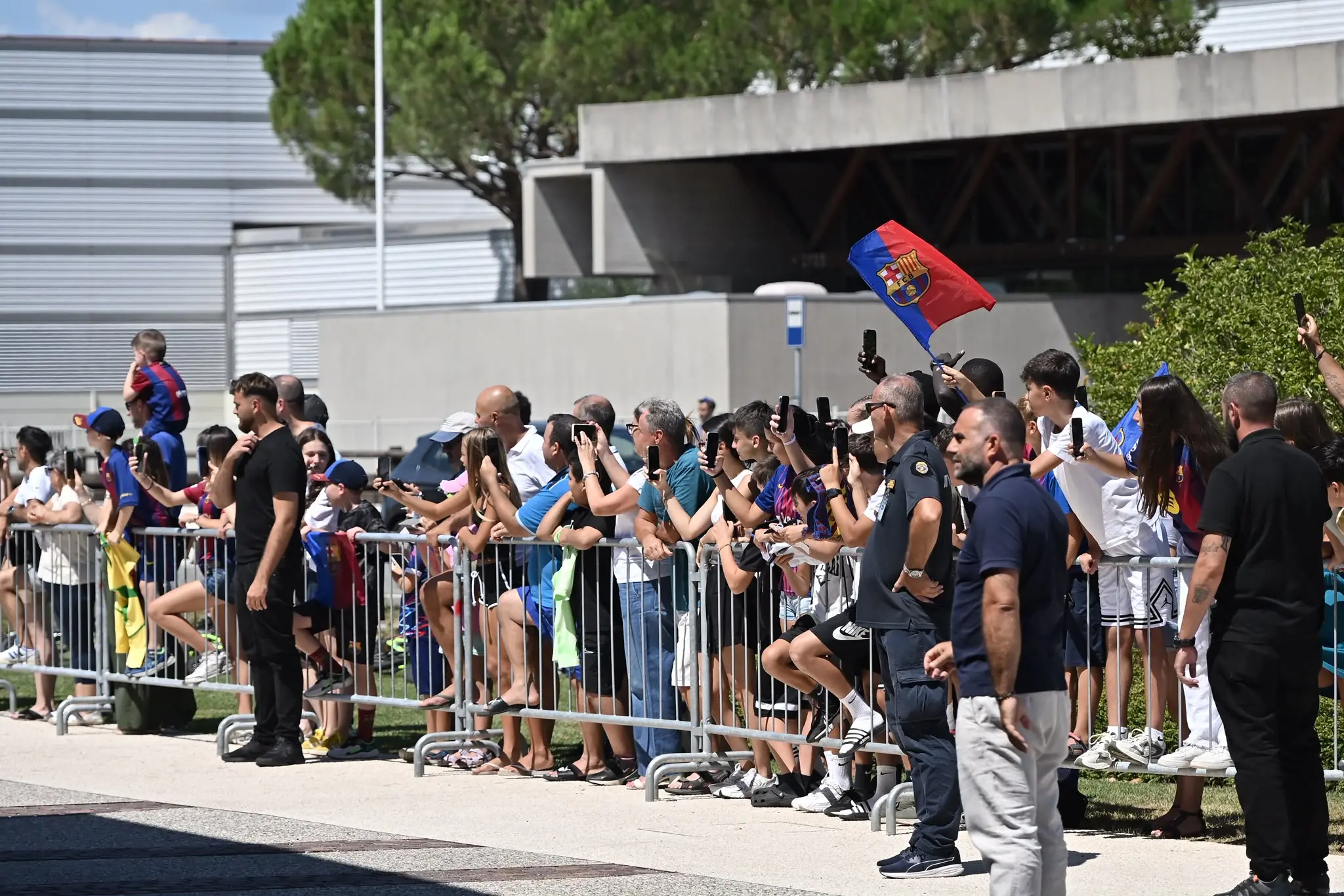 Udine torna a respirare aria di grande calcio europeo. Oggi va in scena la FVG Cup, il triangolare che mette di fronte l’Udinese di Runjaic, il Barcellona di Flick e il Nottingham Forest di Glasner. A un anno dalla Supercoppa europea, il Friuli si prepara così a un’altra serata internazionale. Intanto il bus del Barcellona è arrivato in città, accolto da decine di tifosi con bandiere, sciarpe e cartelloni pronti a salutare i campioni blaugrana (Foto Petrussi)