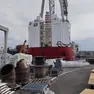 La chiatta norvegese Boa Barge 38 con a bordo la gru Goliath,accostata nel porto di Panzano