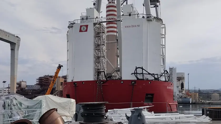 La chiatta norvegese Boa Barge 38 con a bordo la gru Goliath,accostata nel porto di Panzano