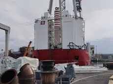 La chiatta norvegese Boa Barge 38 con a bordo la gru Goliath,accostata nel porto di Panzano