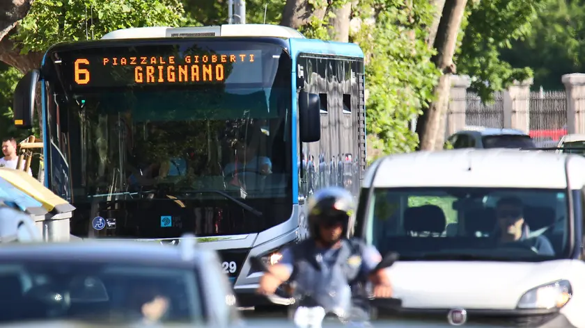Un autobus della linea 6, teatro dell’aggressione (foto Lasorte)