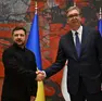 La stretta di mano tra il presidente ucraino Zelensky e Vučić