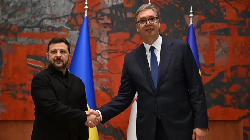 La stretta di mano tra il presidente ucraino Zelensky e Vučić