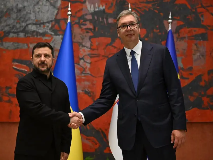 La stretta di mano tra il presidente ucraino Zelensky e Vučić