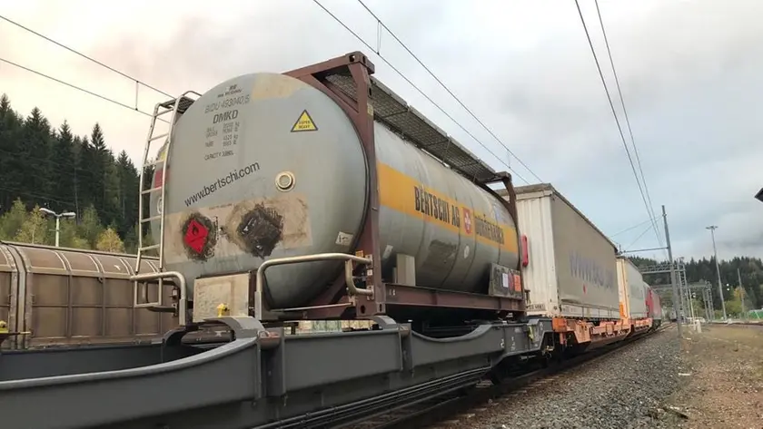 Un treno merci in transito a Tarvisio