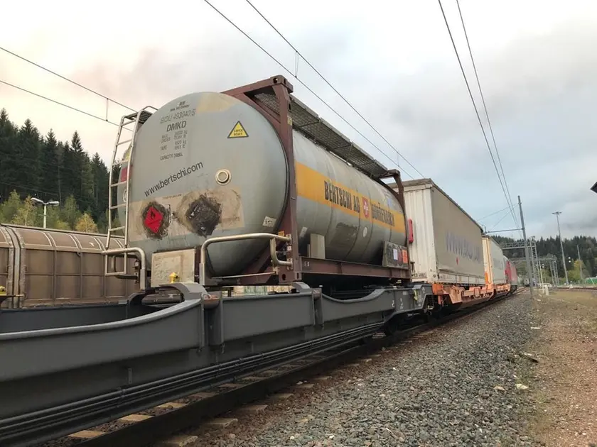 Un treno merci in transito a Tarvisio