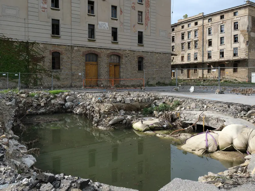 Gli scavi sul Chiave,dove il torrente incontra il viale dello scalo (foto Massimo Silvano)