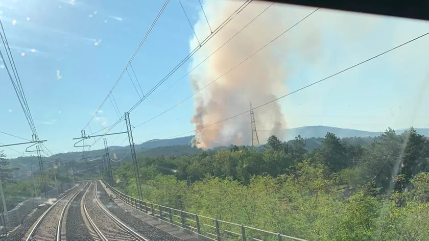 L'incendio visto dalla linea ferroviaria