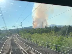 L'incendio visto dalla linea ferroviaria