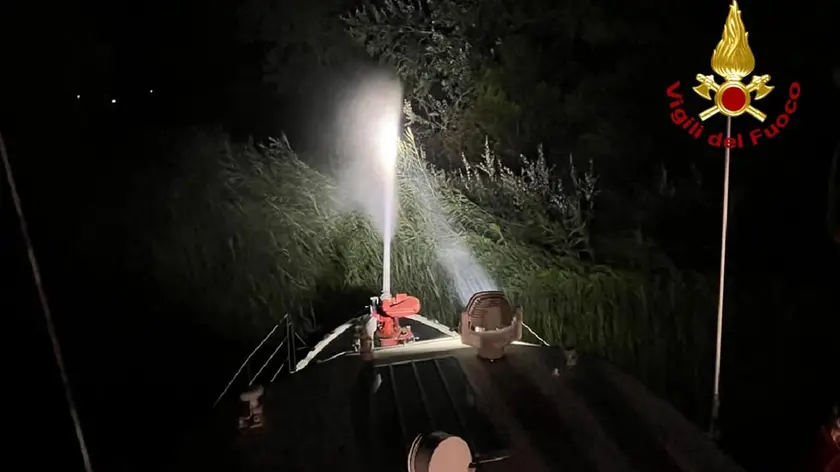 Le operazioni di spegnimento sono proseguite tutta la notte