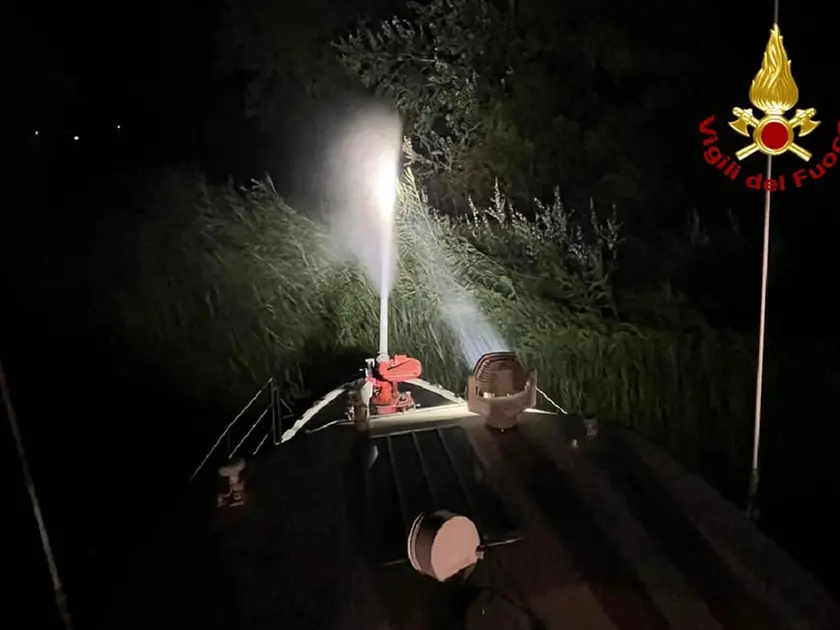 Le operazioni di spegnimento sono proseguite tutta la notte
