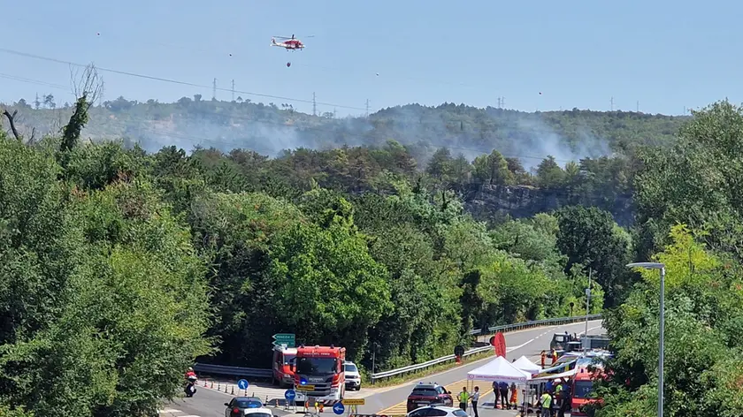 Canadair in azione all'imbocco della bretella che porta all'autostrada a Monfalcone