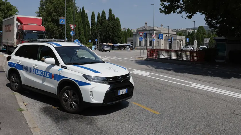 La Polizia locale sul posto lo scorso 6 agosto (foto Andrea Lasorte)