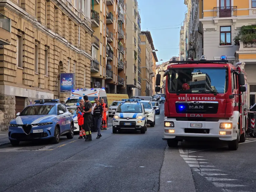 L'incendio in via Piccardi a Trieste