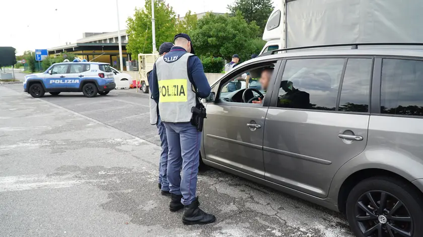 Controlli della Polizia al valico di Sant’Andrea