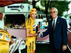 Gianni Fabris con il ciclista Marco Pantani (foto archivio Bressan)