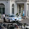 Un controllo serale della Polizia locale in centro