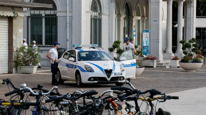 Un controllo serale della Polizia locale in centro