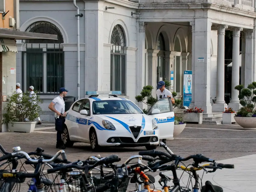 Un controllo serale della Polizia locale in centro