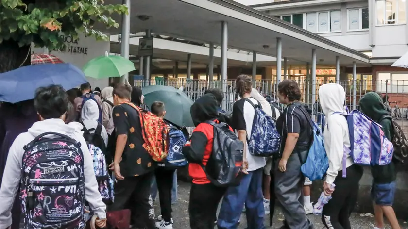 L’ingresso a scuola alla Giacich (foto Katia Bonaventura)