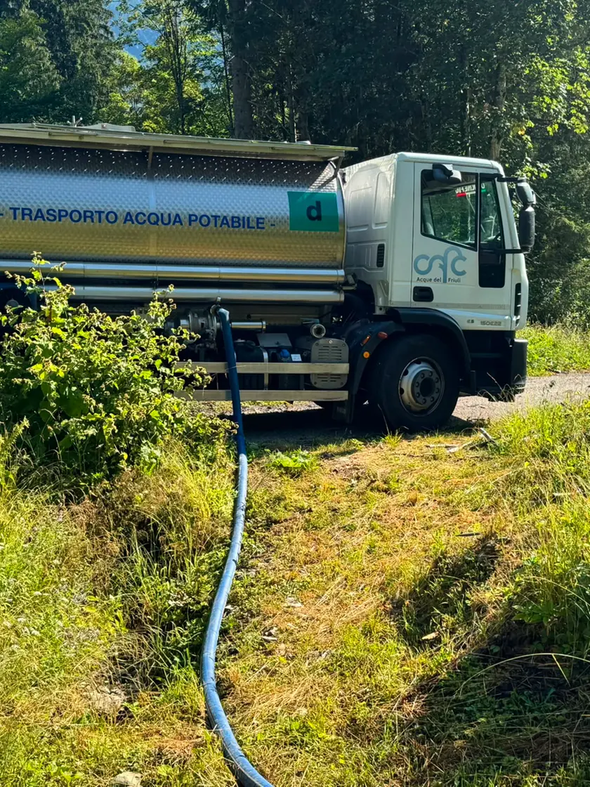 Un’autobotte del Cafc impegnata a rifornire l’acquedotto dei comuni dove la siccità ha colpito più duramente