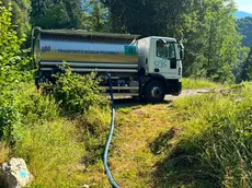 Un’autobotte del Cafc impegnata a rifornire l’acquedotto dei comuni dove la siccità ha colpito più duramente