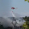 Le operazioni di spegnimento domenica a Monfalcone (foto Katia Bonaventura)