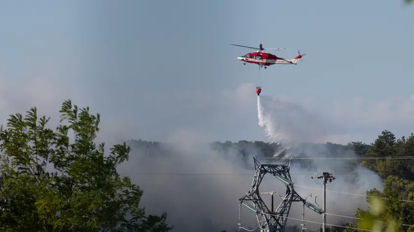 Le operazioni di spegnimento domenica a Monfalcone (foto Katia Bonaventura)