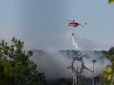 Le operazioni di spegnimento domenica a Monfalcone (foto Katia Bonaventura)