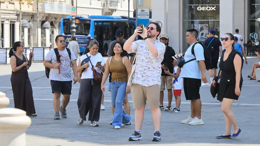 Turisti in giro per la città Foto Andrea Lasorte