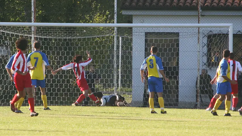 Una partita del Primorec sul campo di Trebiciano (foto Lasorte)