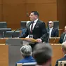 Zoran Stevanović (foto da Fb) nell’aula del Parlamento sloveno