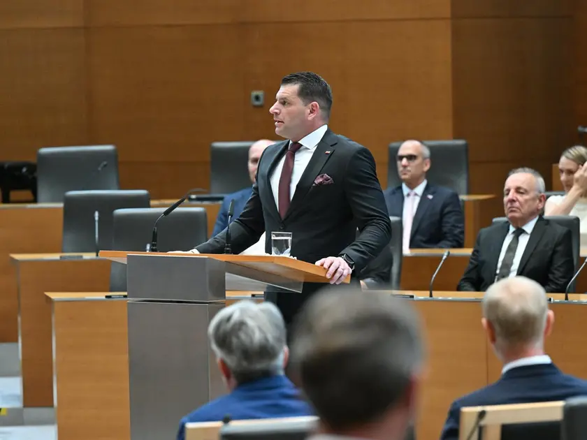 Zoran Stevanović (foto da Fb) nell’aula del Parlamento sloveno
