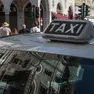 Un taxi in centro città Foto Andrea Lasorte