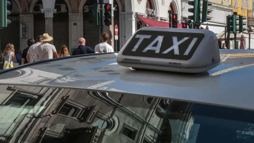 Un taxi in centro città Foto Andrea Lasorte