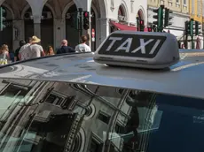 Un taxi in centro città Foto Andrea Lasorte