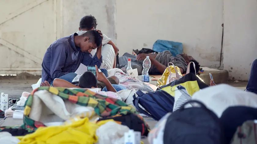 Migranti accampati in largo Santos, a Trieste (foto Massimo Silvano)