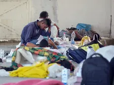 Migranti accampati in largo Santos, a Trieste (foto Massimo Silvano)