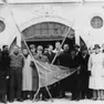 I soci fotografati davanti alla sede polesana per l'ultimo, mesto ammaina bandiera prima dell'Esodo (gennaio ’47)