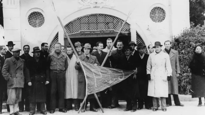 I soci fotografati davanti alla sede polesana per l'ultimo, mesto ammaina bandiera prima dell'Esodo (gennaio ’47)