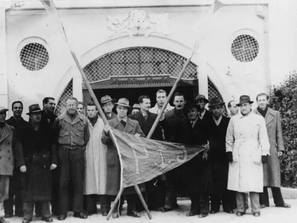 I soci fotografati davanti alla sede polesana per l'ultimo, mesto ammaina bandiera prima dell'Esodo (gennaio ’47)