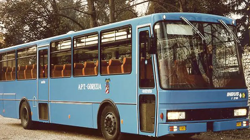Un vecchio pullman di Apt Gorizia in servizio extraurbano