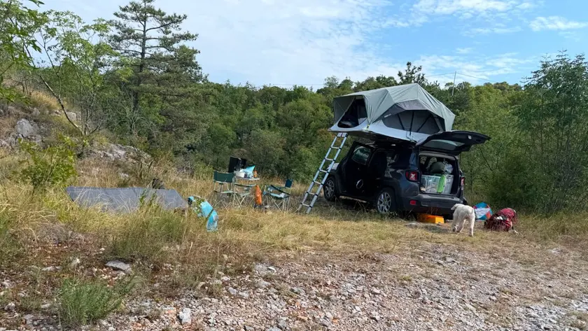 Sul Carso dilaga il fenomeno dei campeggiatori abusivi: aumenta il rischio incendi